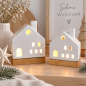 Preview: 2er Set LED Häuser aus weißem Porzellan mit Holzsockel – warmweiß