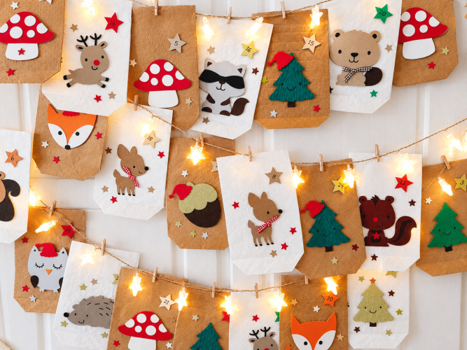 Preview: Handgemachter Adventskalender mit Waldtieren – 24 Papiertüten in Weiß & Braun