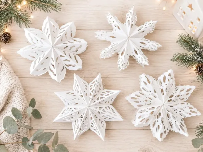 4er Set Papier-Schneeflocken mit Magnetverschluss – Weihnachtsdeko zum Aufhängen, Fensterdeko