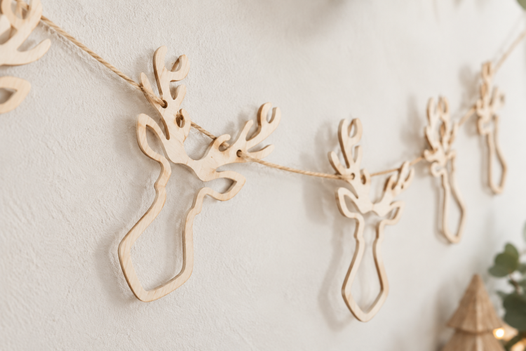 Preview: Rentier-Girlande aus Holz – 8 Holz-Rentiere – Weihnachtsdeko