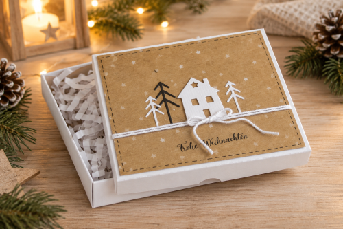 Preview: Handgemachte Weihnachts-Geschenkbox mit liebevoller Dekoration - Haus + Tannen