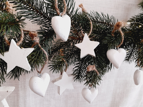 Preview: Natürliche Dekoanhänger aus Holz – Sterne oder Herzen (5er Set) weiß
