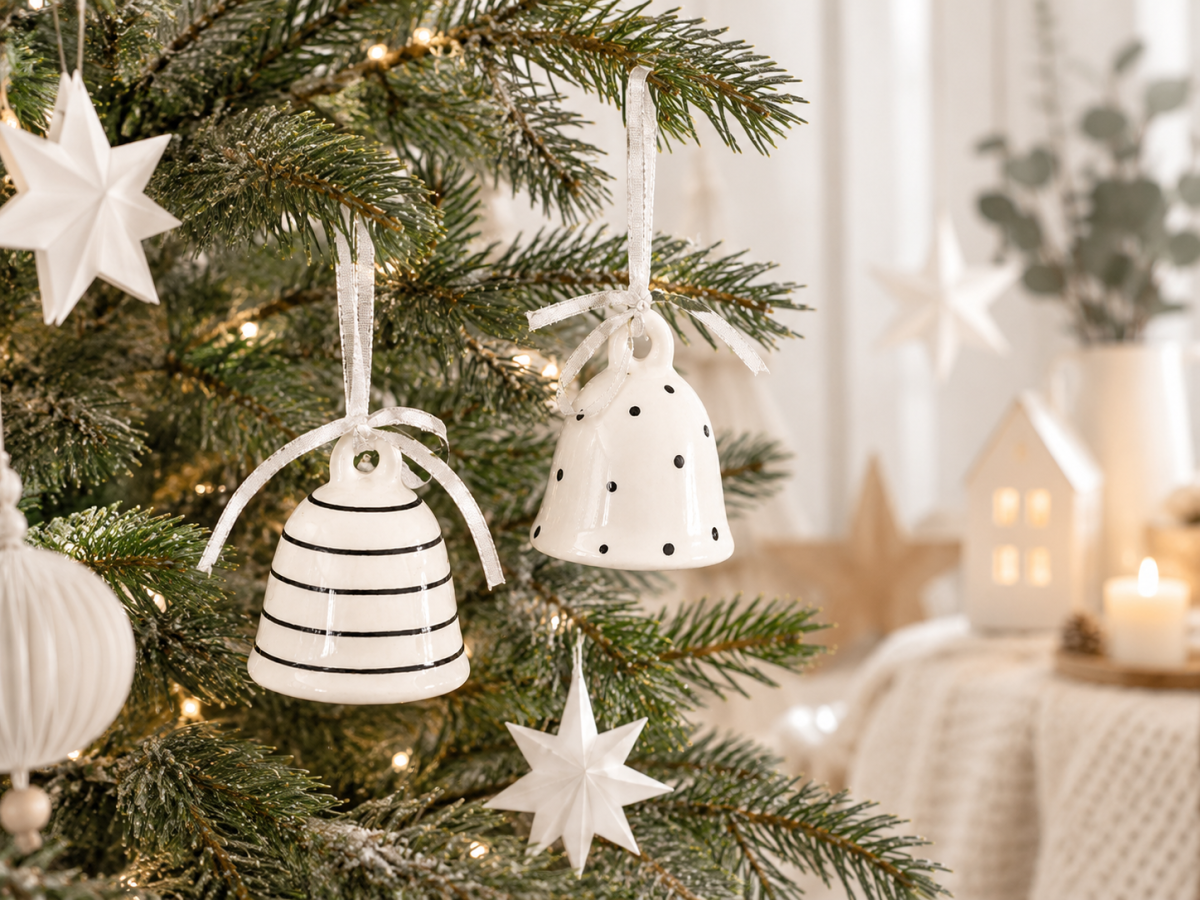2er Set Keramik-Anhänger Glöckchen Weiß/Schwarz – Weihnachtsdeko – Weihnachtsanhänger