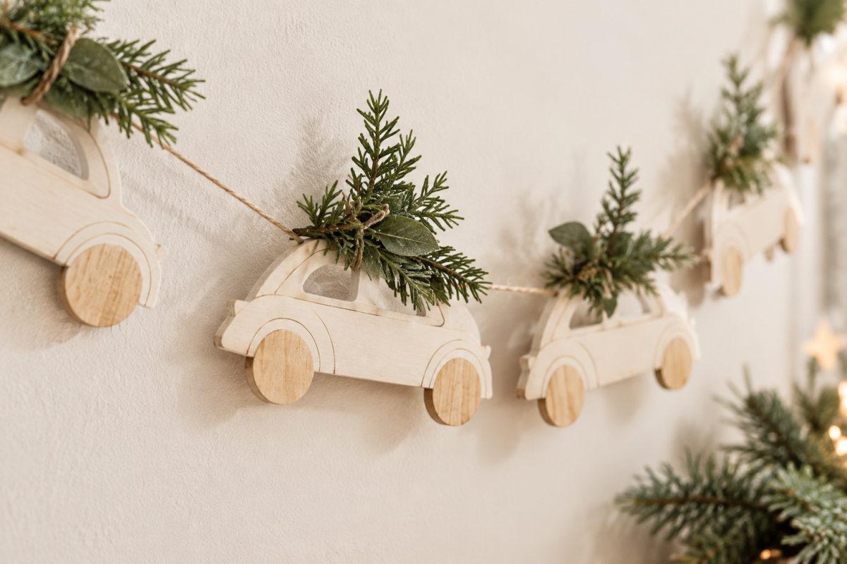 Weihnachtsgirlande mit Holzautos – Skandinavische Weihnachtsdeko