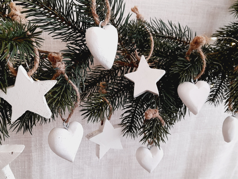 Natürliche Dekoanhänger aus Holz – Sterne oder Herzen (5er Set) weiß