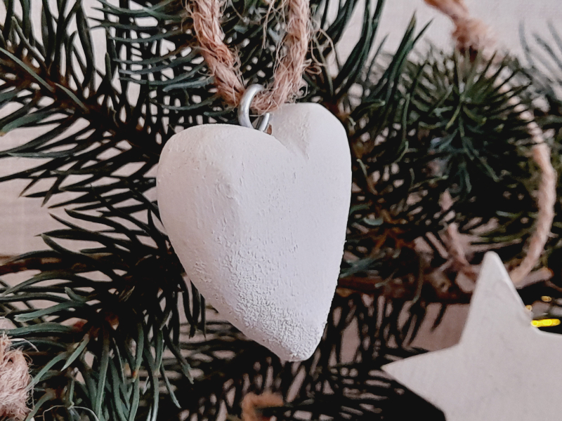 Natürliche Dekoanhänger aus Holz – Sterne oder Herzen (5er Set) weiß